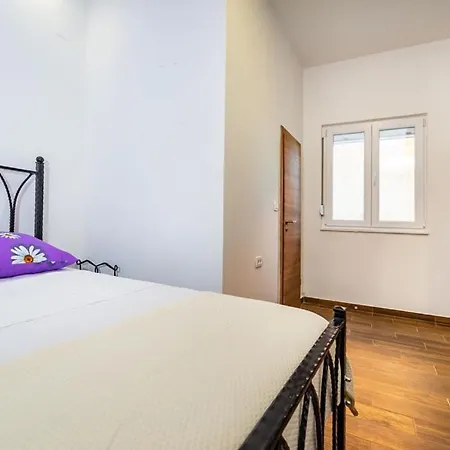 Six Bedroom By The Sea Ae1575