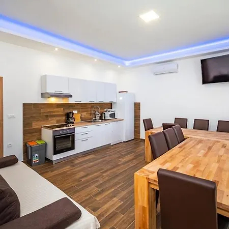 Six Bedroom By The Sea Ae1575