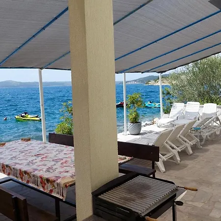 Apartment Six Bedroom By The Sea Ae1575 *