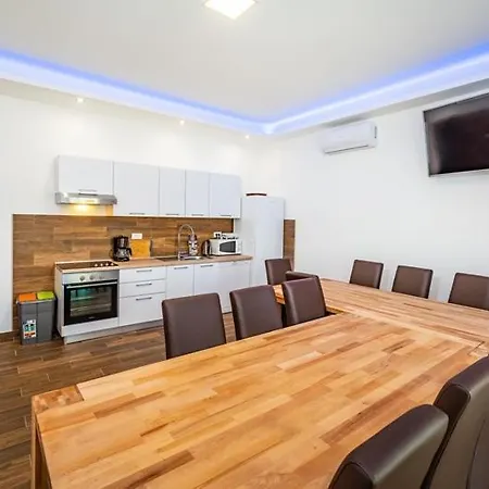 Apartment Six Bedroom By The Sea Ae1575 *