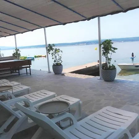 Apartment Six Bedroom By The Sea Ae1575
