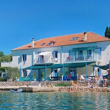 Apartment Six Bedroom By The Sea Ae1575 *